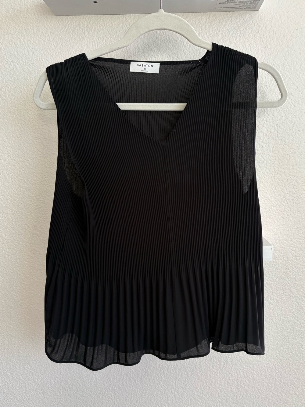 Babaton Black Pleated V-Neck Sleeveless Blouse